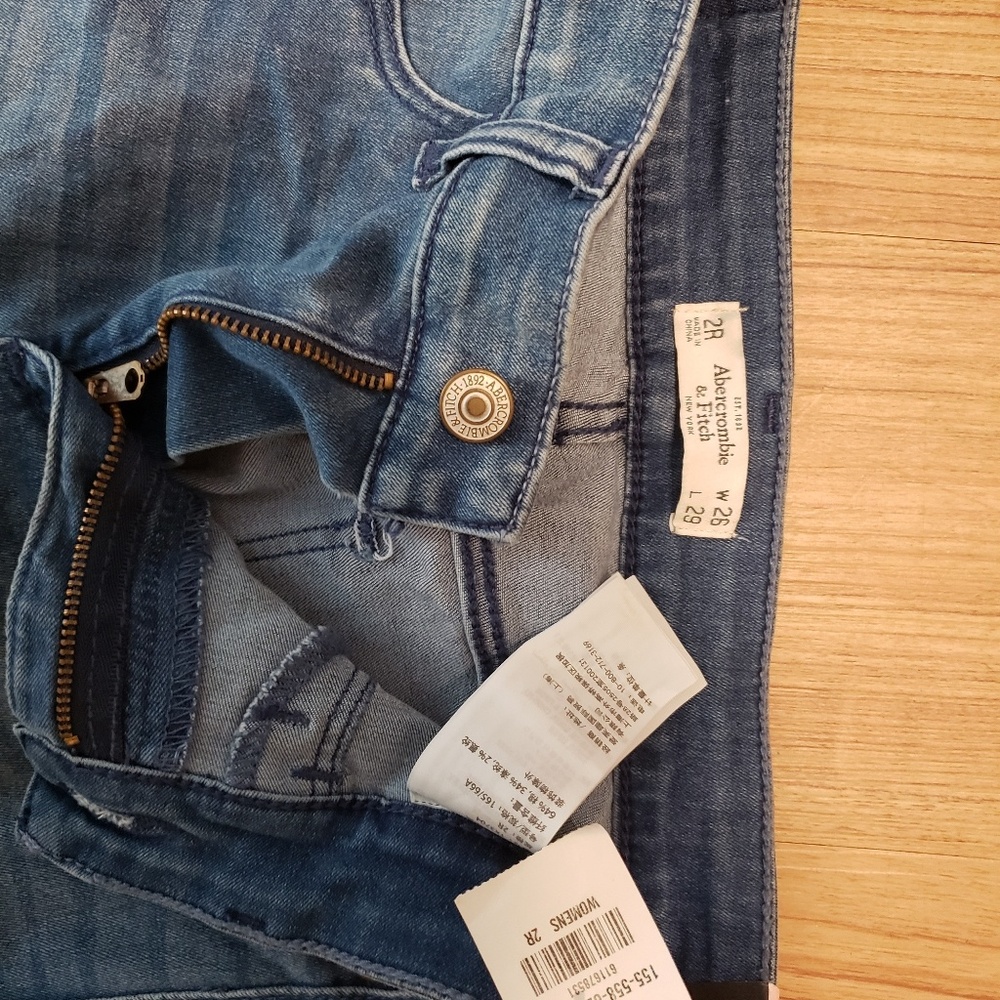 NWT 2R Abercrombie and Fitch jeans. Never worn